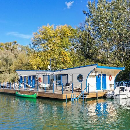 Ocarujuci Houseboat Na Dunaji Pozsony Kültér fotó