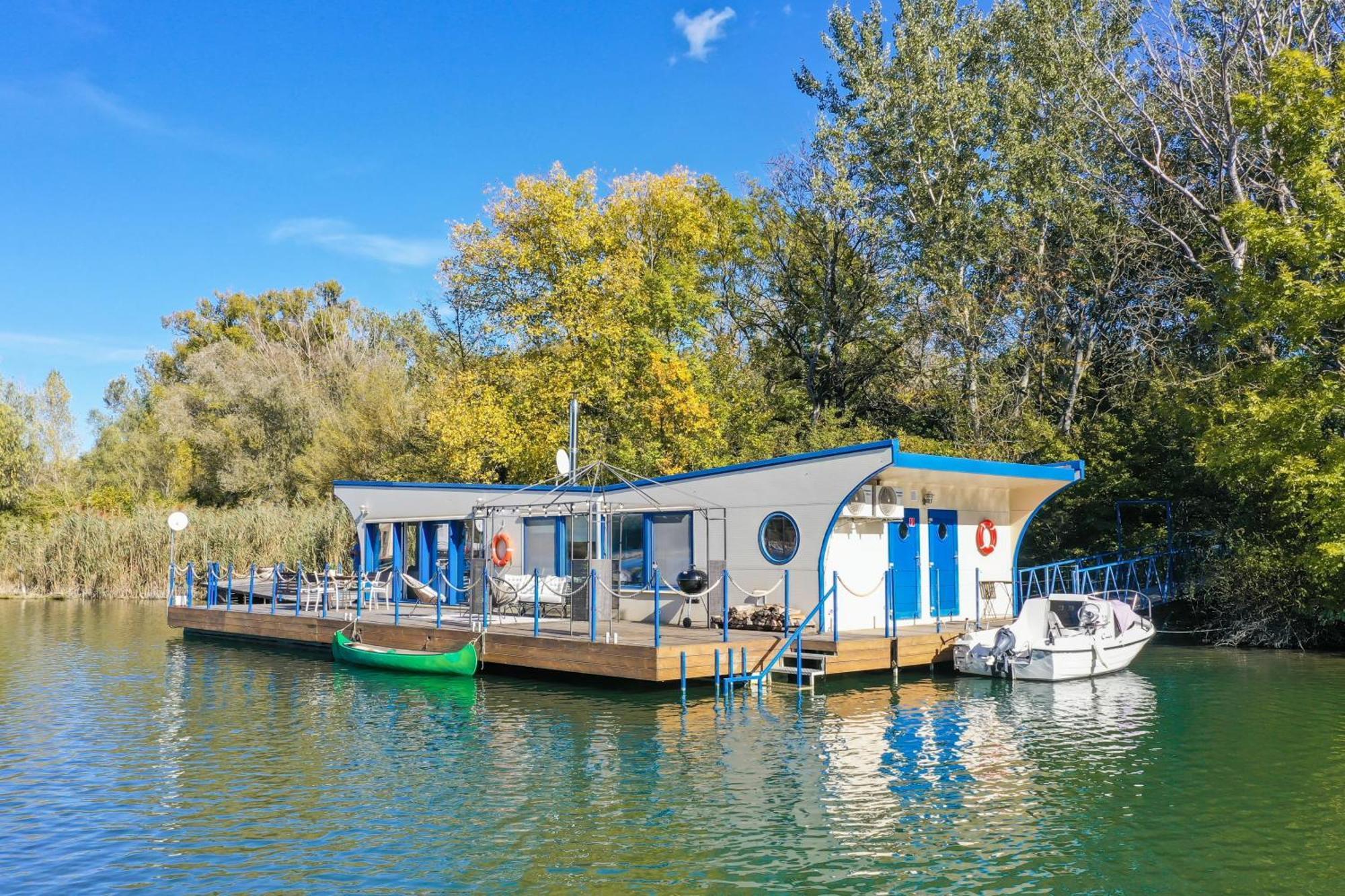 Ocarujuci Houseboat Na Dunaji Pozsony Kültér fotó