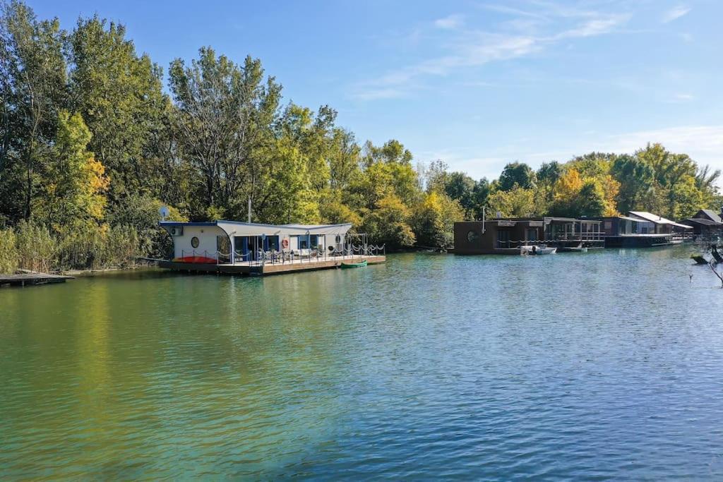 Ocarujuci Houseboat Na Dunaji Pozsony Kültér fotó