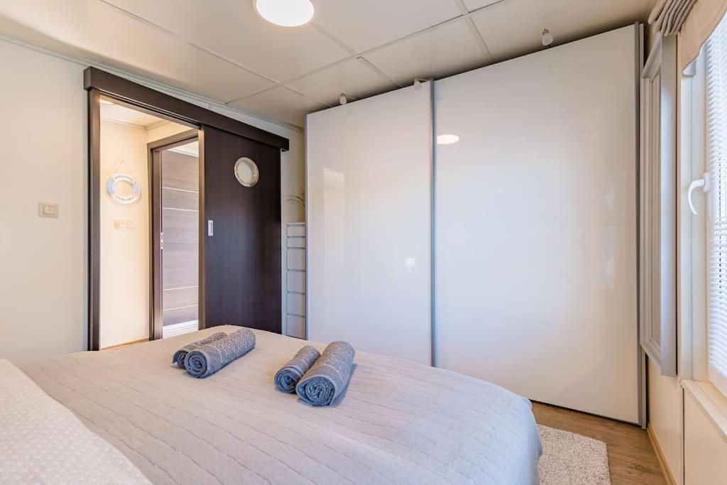 Ocarujuci Houseboat Na Dunaji Pozsony Kültér fotó