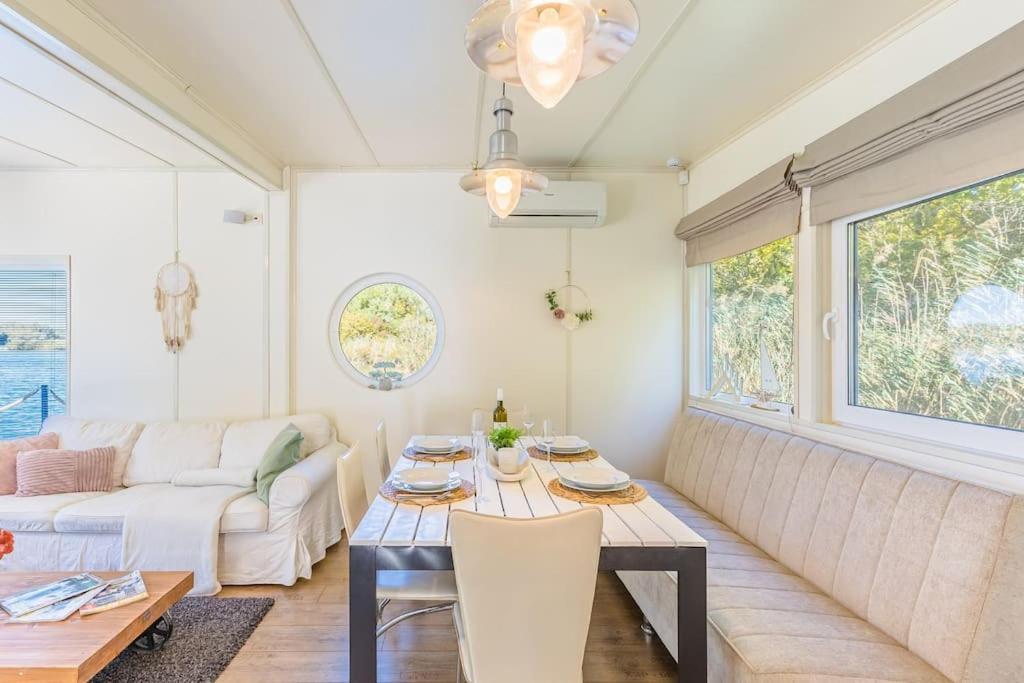 Ocarujuci Houseboat Na Dunaji Pozsony Kültér fotó