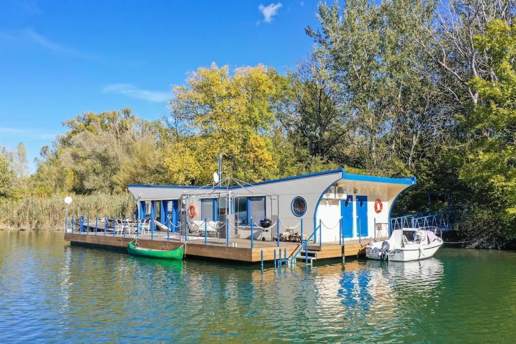 Ocarujuci Houseboat Na Dunaji Pozsony Kültér fotó