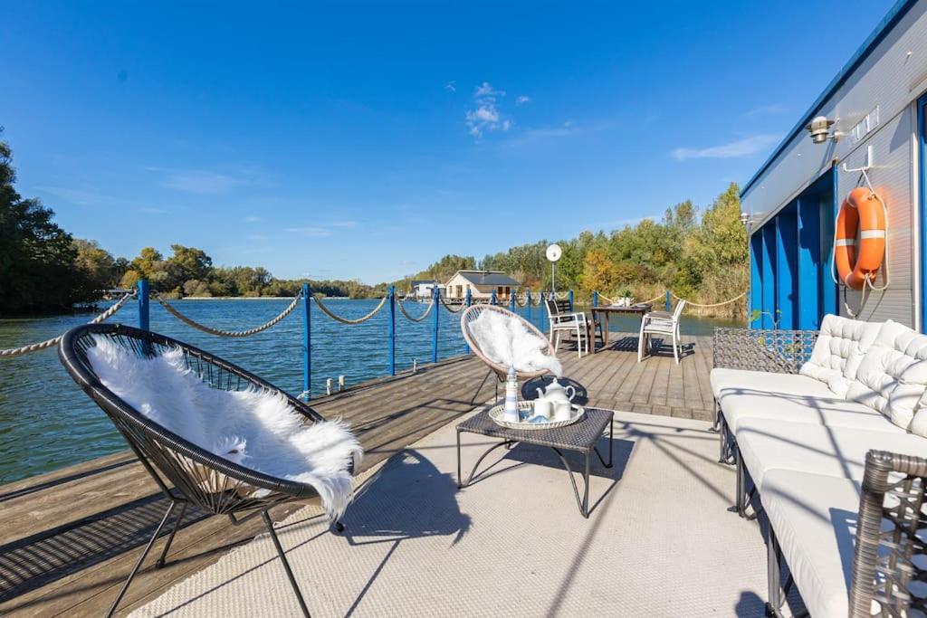 Ocarujuci Houseboat Na Dunaji Pozsony Kültér fotó