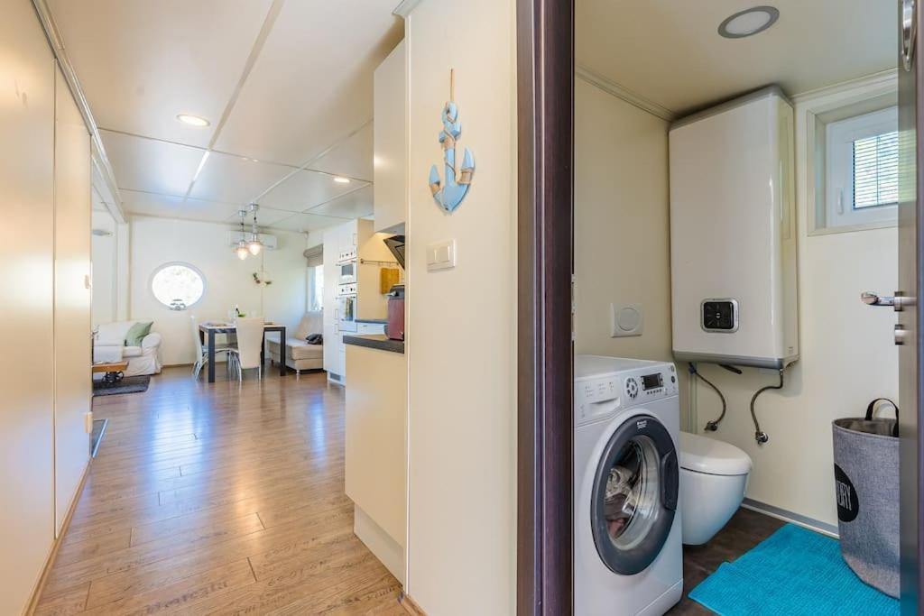 Ocarujuci Houseboat Na Dunaji Pozsony Kültér fotó