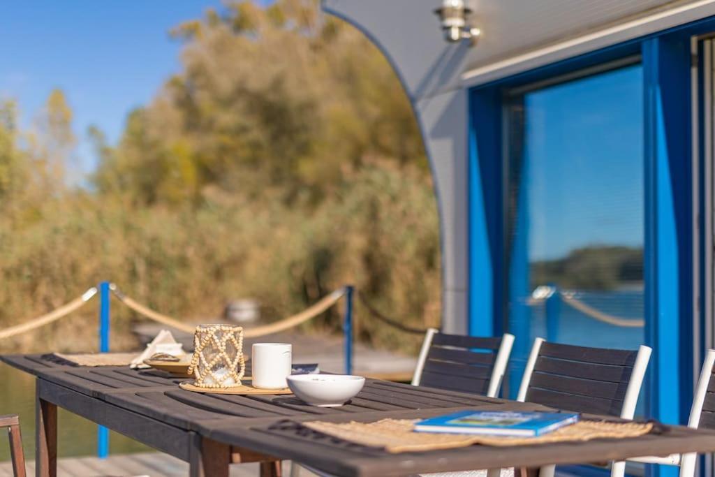 Ocarujuci Houseboat Na Dunaji Pozsony Kültér fotó