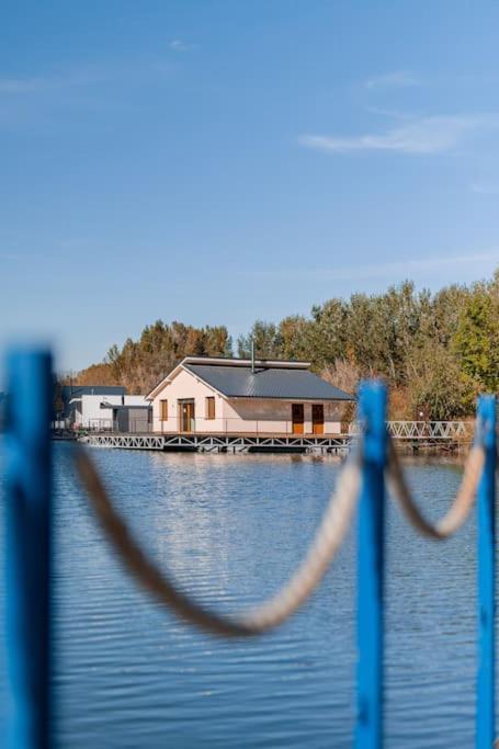 Ocarujuci Houseboat Na Dunaji Pozsony Kültér fotó