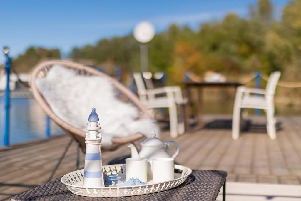 Ocarujuci Houseboat Na Dunaji Pozsony Kültér fotó