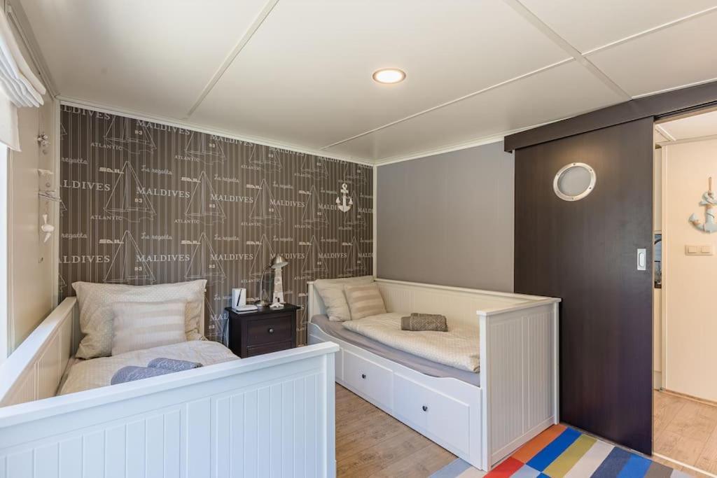 Ocarujuci Houseboat Na Dunaji Pozsony Kültér fotó