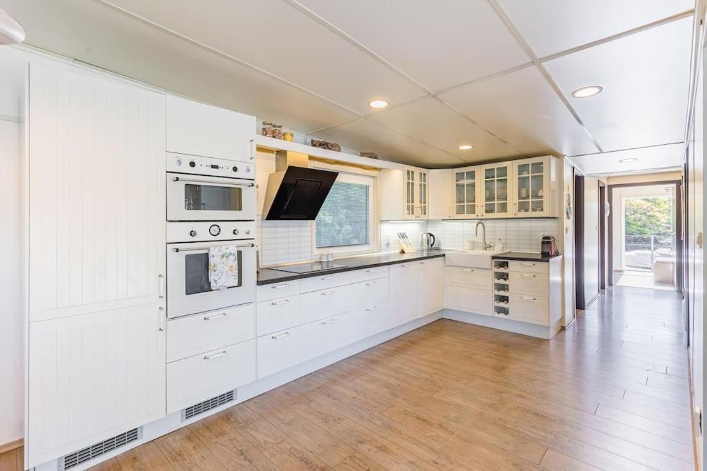 Ocarujuci Houseboat Na Dunaji Pozsony Kültér fotó