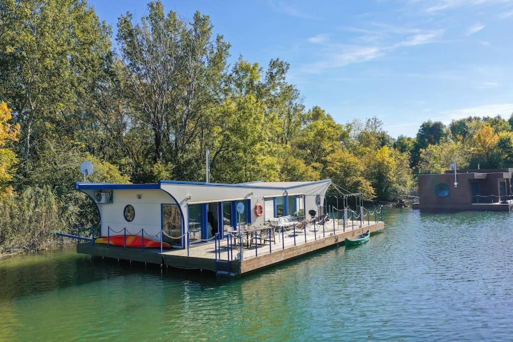 Ocarujuci Houseboat Na Dunaji Pozsony Kültér fotó