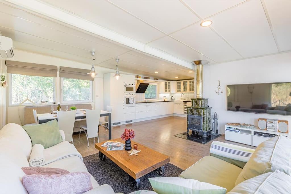 Ocarujuci Houseboat Na Dunaji Pozsony Kültér fotó