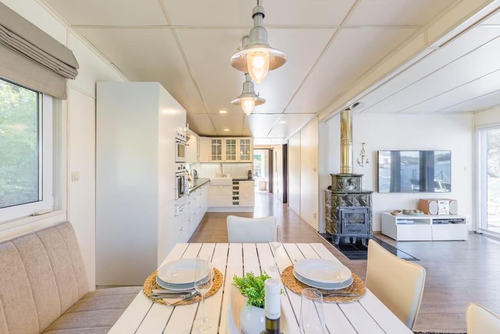Ocarujuci Houseboat Na Dunaji Pozsony Kültér fotó