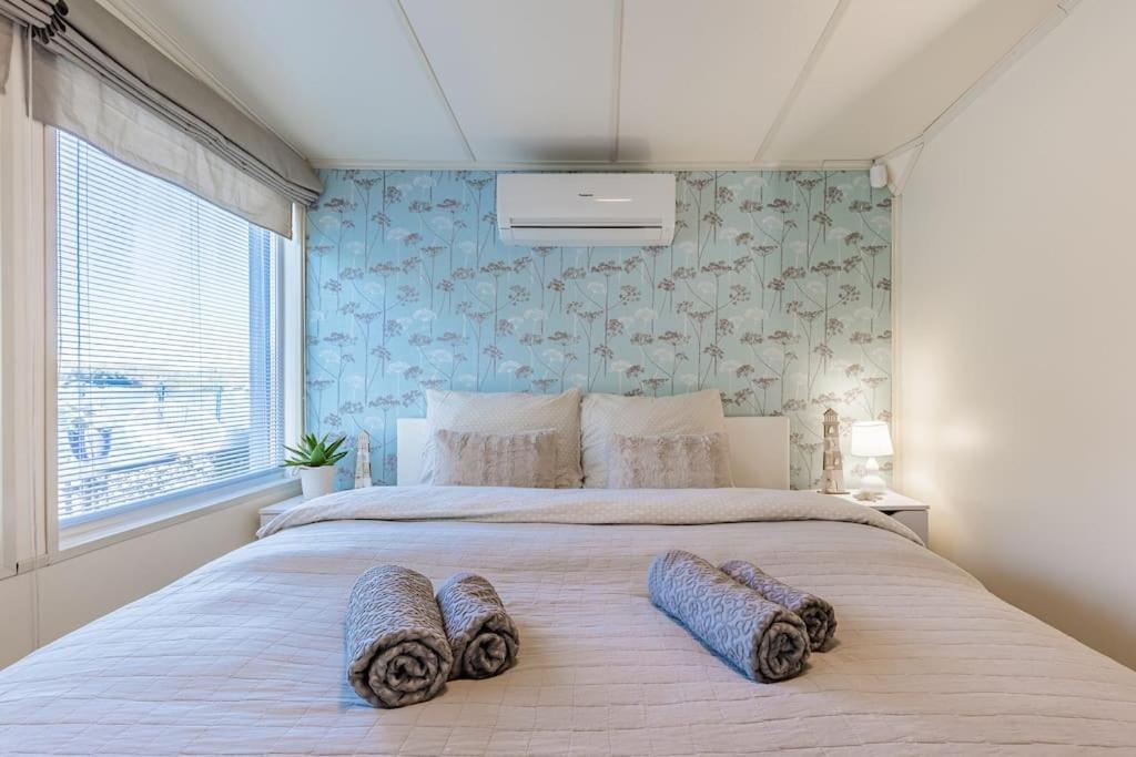 Ocarujuci Houseboat Na Dunaji Pozsony Kültér fotó
