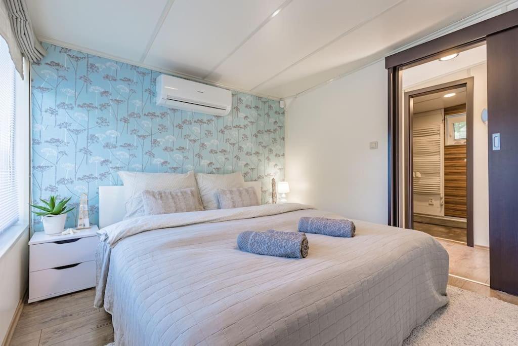 Ocarujuci Houseboat Na Dunaji Pozsony Kültér fotó