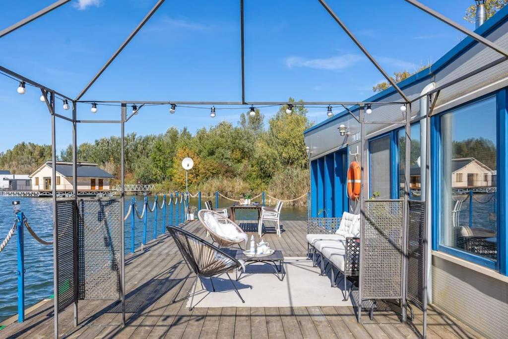 Ocarujuci Houseboat Na Dunaji Pozsony Kültér fotó