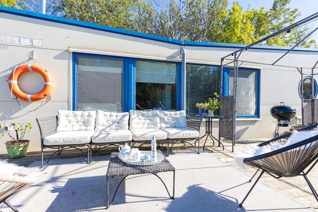 Ocarujuci Houseboat Na Dunaji Pozsony Kültér fotó