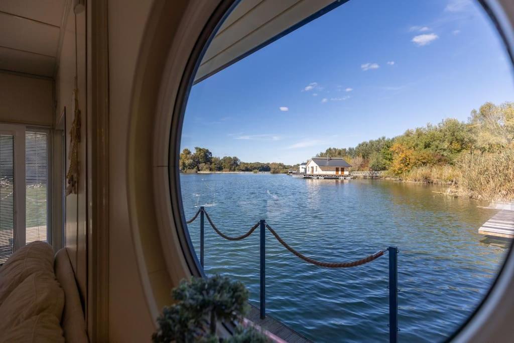 Ocarujuci Houseboat Na Dunaji Pozsony Kültér fotó