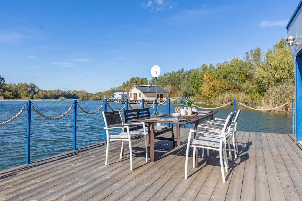 Ocarujuci Houseboat Na Dunaji Pozsony Kültér fotó