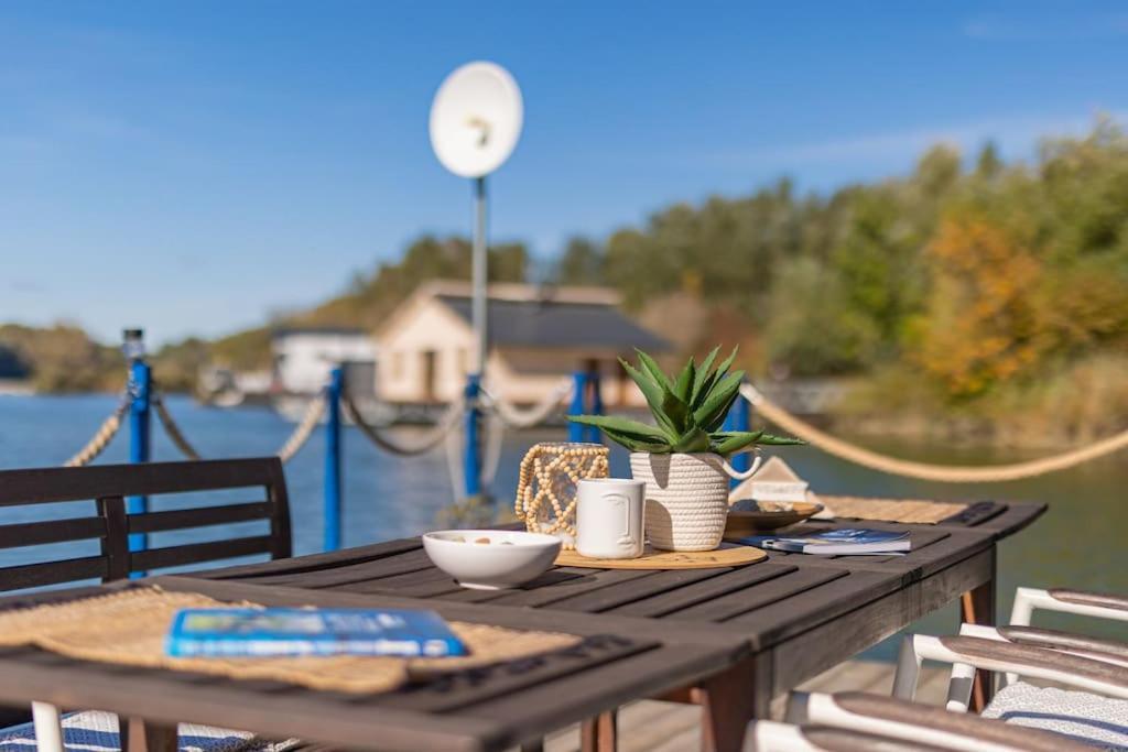 Ocarujuci Houseboat Na Dunaji Pozsony Kültér fotó