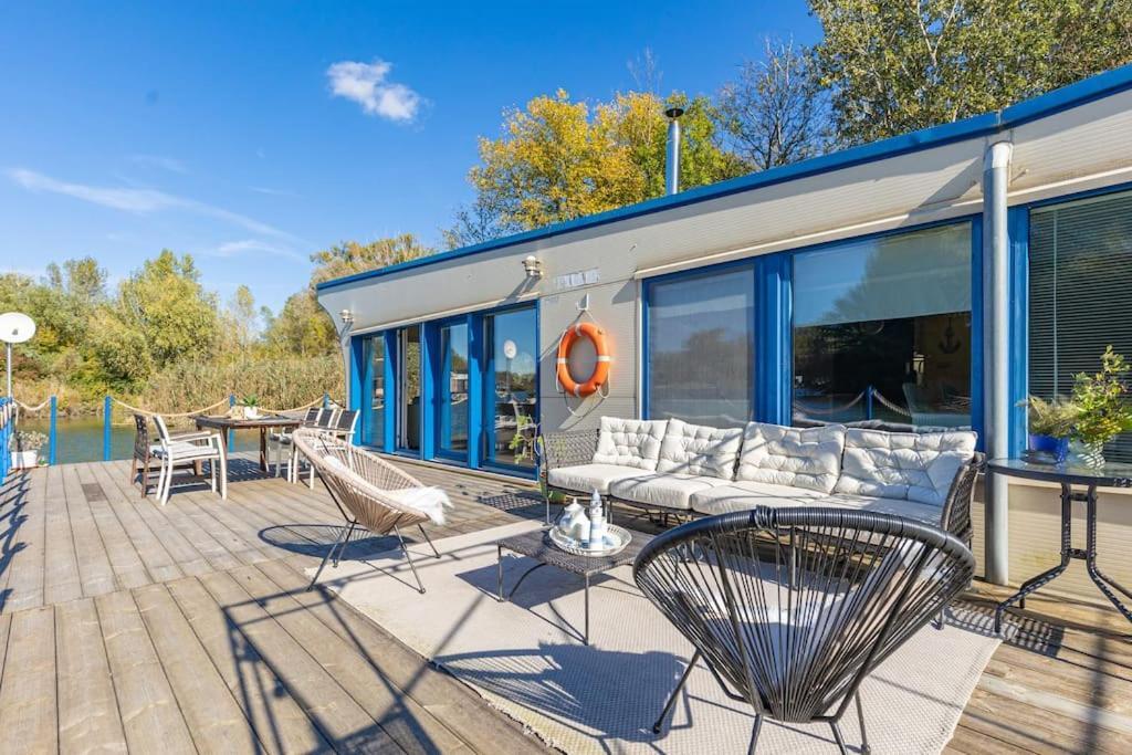 Ocarujuci Houseboat Na Dunaji Pozsony Kültér fotó