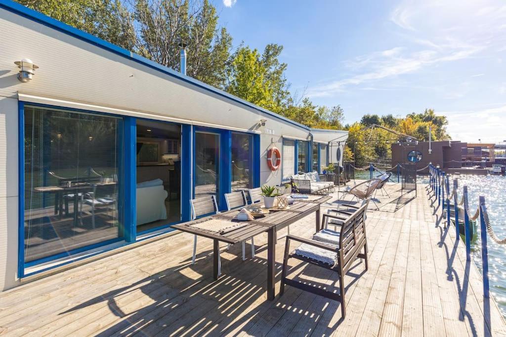 Ocarujuci Houseboat Na Dunaji Pozsony Kültér fotó
