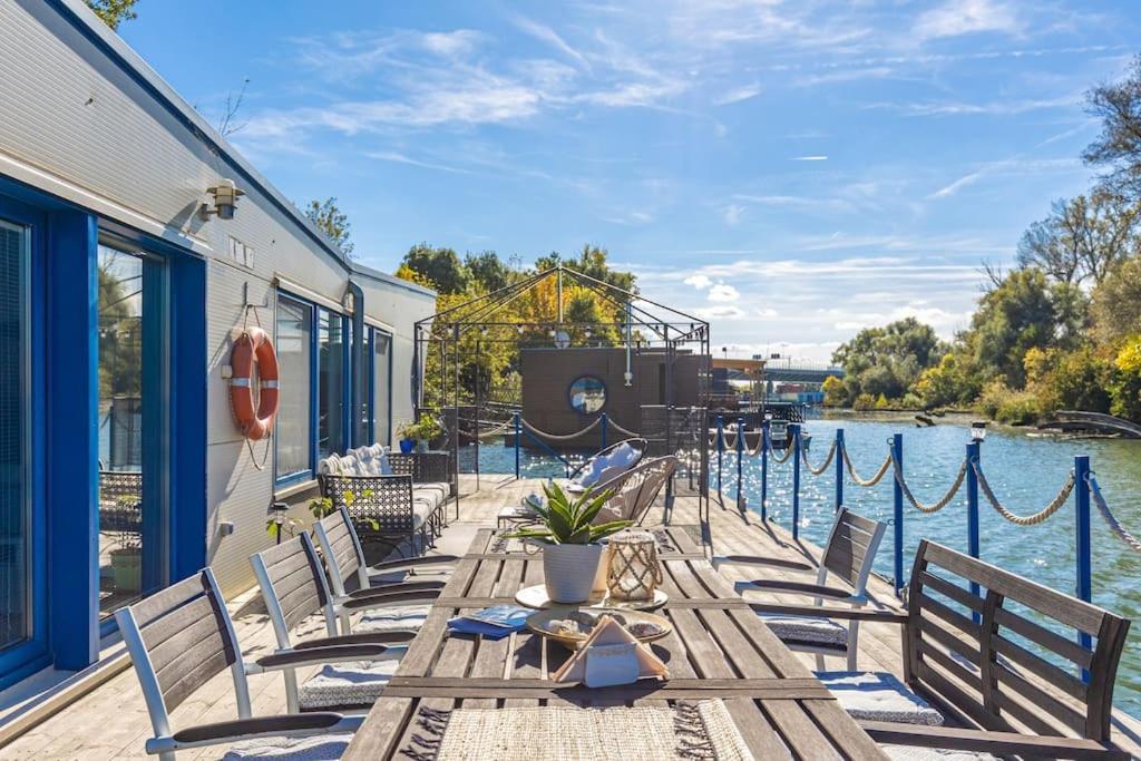 Ocarujuci Houseboat Na Dunaji Pozsony Kültér fotó