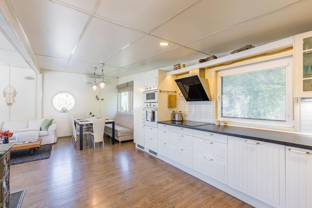 Ocarujuci Houseboat Na Dunaji Pozsony Kültér fotó