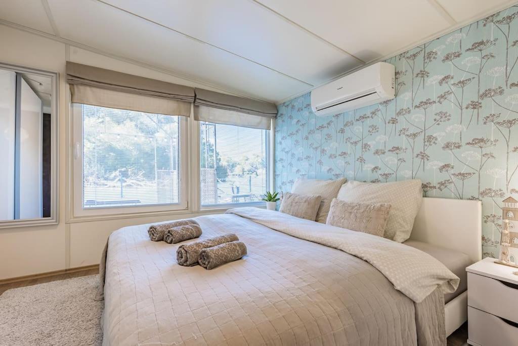 Ocarujuci Houseboat Na Dunaji Pozsony Kültér fotó