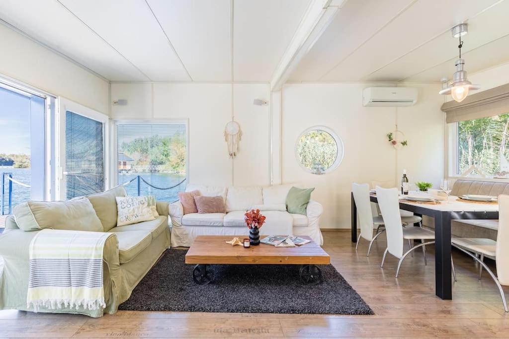 Ocarujuci Houseboat Na Dunaji Pozsony Kültér fotó