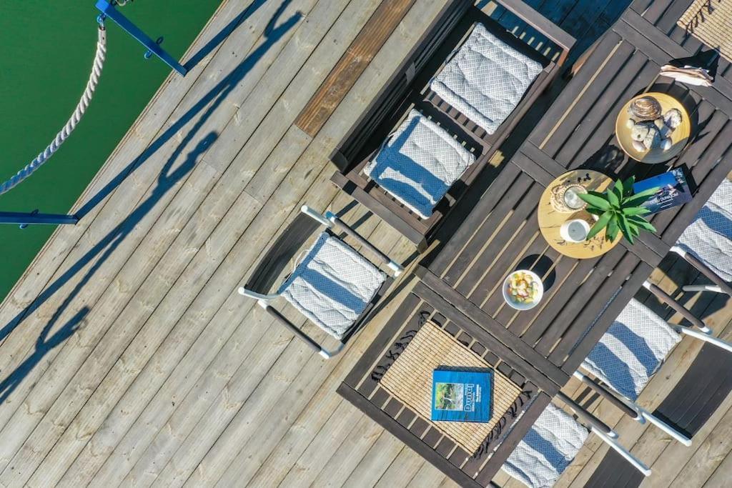 Ocarujuci Houseboat Na Dunaji Pozsony Kültér fotó