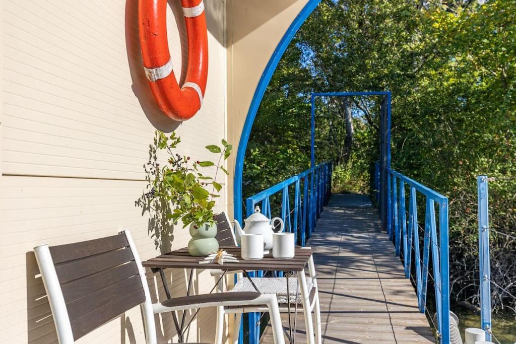 Ocarujuci Houseboat Na Dunaji Pozsony Kültér fotó