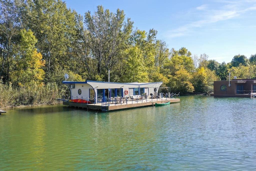 Ocarujuci Houseboat Na Dunaji Pozsony Kültér fotó